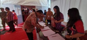 DAFTAR: Berty Kapojos saat melakukan pendaftaran sebagai peserta AIS.