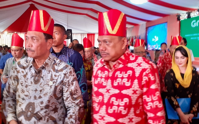 Gubernur Olly Dondokambey SE saat mendampingi Menko Kemaritiman dan Investasi RI Luhut Binsar Panjaitan di kegiatan AIS Forum 2019, Kamis (30/10/2019)
