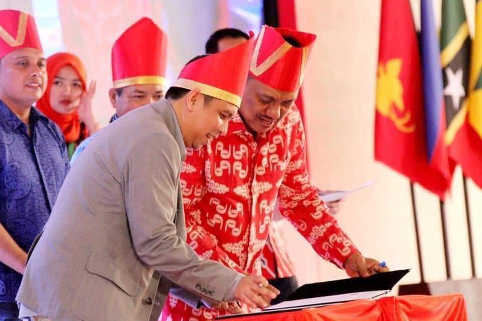 MOU yang dilakukan Gubernur Olly Dondokambey dengan President of Grab Indonesia , Ridzki Kramadibrata, Kamus (31/10/2019)