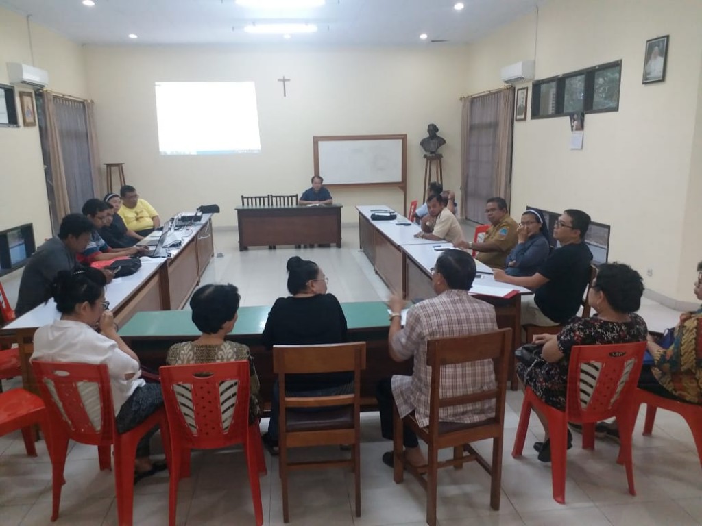 Suasana Rapat Panitia Pelaksana Jubileum 100 tahun MSC di Sulawesi yang dipimpin Ketua 1 Pst Berty Tijow MSC (ujung kiri)