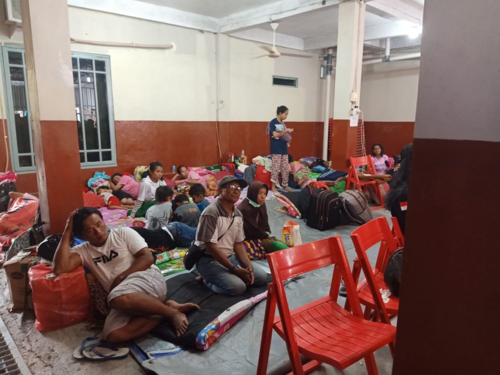 Suasana para pengungsi warga asal Sulawesi Utara di penampungan Sentani Kabupaten Jayapura, Papua.