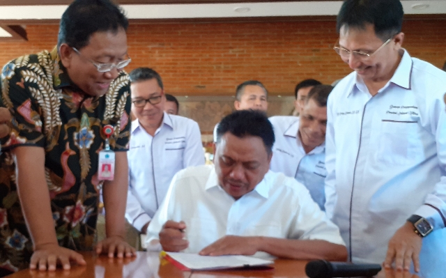 Gubernur Olly Dondokambey SE saat menandatangani Keputusan UMP Sulut tahun 2020