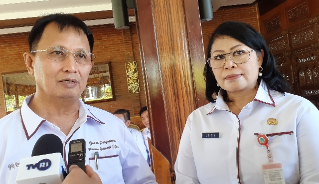 Ketua Dewan Pengupahan Daerah Provinsi Sulut Dr Ronny Maramis SH MH didampingi Kadis Nakertrans Daerah Provinsi Sulut Ir Erny Tumundo MSi saat memberikan keterangan terkait UMP 2020, Jumat (01/11/2019) sore.