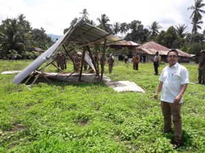 Anggota DPRD Minut Edwin Kambey saat menyaksikan langsung eksekusi.