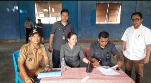 TANDATANGANI: Penandatanganan Berita Acara eksekusi oleh PN Airmadidi dan Pemerintah Desa Karegesan yang disaksikan oleh Anggota DPRD Minut Edwin Kambey.