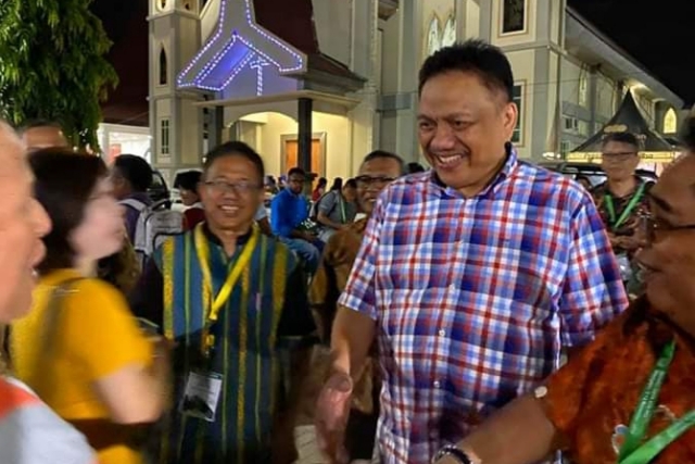 Gubernur Olly Dondokambey SE dapat ucapan selamat dari para peserta Sidang Pemilihan Majelis Pekerja Harian (MPH) PGI di Sidang Raya XVII di sidang raya PGI di GKS Payeti cabang Praiwora, Waingapu, NTT, Selasa (12/11/2019).