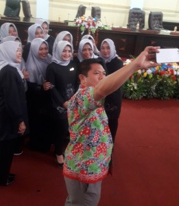 SELFIE: Ketua Dewan Denny Lolong selfie bareng Ibu-ibu PIAD Gorontalo.