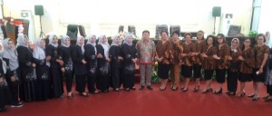 Ketua DPRD Minut Denny Lolong tampak foto bersama dengan para ikatan dan persatuan isteri-isteri Anggota DPRD dari Gorontalo dan Minut.