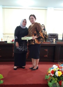 Ketua IKAD Minut Ny. Martha Lolong-Kalesaran menerima Cinderamata dari Ketua PIAD Gorontalo Ny. Mun Lamani