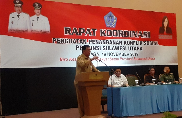 DRS MECKY ONIBALA MSI, Kepala Badan Kesbangpol Daerah Provinsi Sulut saat membawakan materi, Selasa (19/11/2019)