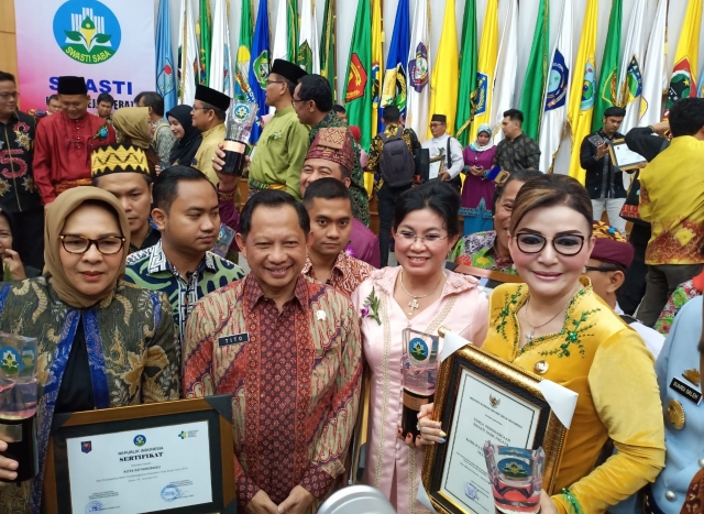 Bupati Minahasa Selatan Dr Christiany Eugenia Tetty Paruntu SE bersama Menteri Dalam Negeri RI Tito Karnavian
