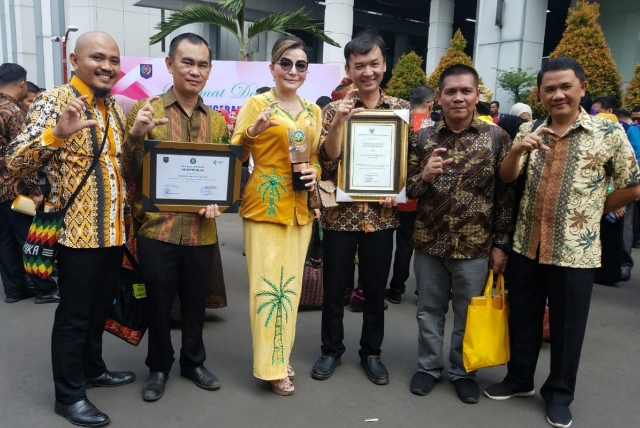Bupati Minahasa Selatan Dr Christiany Eugenia Tetty Paruntu bersama Kadis Kesehatan Kabupaten Minsel dr Erwin Schouten