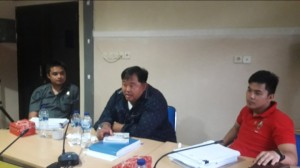 Ketua Pansus Denny Sompie dan Wakil Ketua Chris Yodi Longdong serta anggota Marssel.
