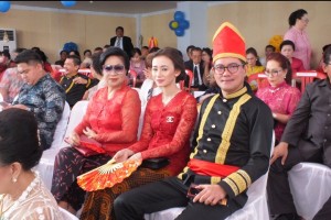 Joune Ganda didampingi istri Risya Davega tampak akrab dengan isteri Ketua Komisi 3 DPRD Sulut Ibu Estefien Kambey saat paripurna HUT Minut.