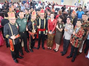 POSE: Joune Ganda yang adalah calon Bupati Minut, tampak foto bersama Forkopimda seperti Kajari, Kapolres, Ketua Pengadilan, Dandim Bitung Wakil Bupati Minut dan Ketua DPRD Minut Denny Lolong.
