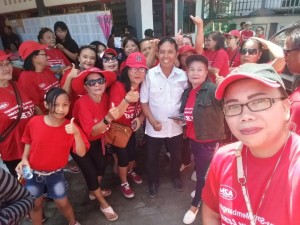 BERSEMANGAT: Nampak Calon Hukum Tua Desa Kolongan nomor urut 4 Albert Mopeng dan simpatisan serta pendukung foto bersama.