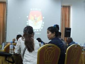 Tampak Bakal Calon Kepala Daerah Minut, Sicillia Andries menghadiri kegiatan sosialisasi yang dilaksanakan oleh KPU Minut di Sutan Raja Hotel.