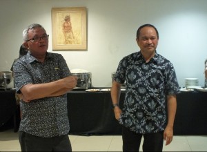 AKRAB: Carry Mumbunan tampak berdiskusi dengan Wakil Bupati Ir. Joppi Lengkong usai kegiatan Sosialisasi oleh KPU di Sutan Raja Hotel Sabtu (23/11/2019).