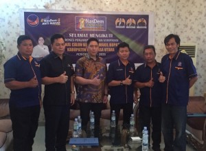 POSE: Tim penjaringan bakal calon partai Nasdem saat menerima kunjungan Kiki Sompotan untuk daftar di Nasdem Minut.