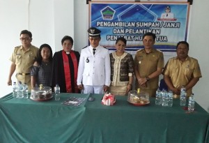 POSE: Penjabat Hukum Tua Desa Lihunu yang baru dilantik foto bersama usai pelantikan di kantor Dinsos-PMD Selasa (26/11/2019).