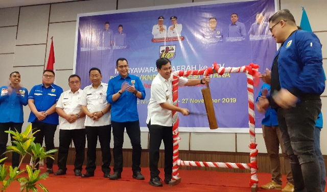 Wakil Gubernur Sulut Drs Steven OE Kandouw membuka Musda XIV KNPI Sulut ditandai dengan pemukulan Tetengkoren, Rabu (27/11/2019)