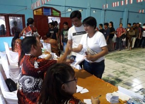 ANTUSIAS: Tampak antusias warga masyarakat Desa Kolongan yang antri untuk menggunakan hak pilihnya mencari Kepala Desa yang dapat membawa kemajuan dan perubahan