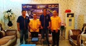 Denny Wowiling foto bersama tim penjaringan Partai Nasdem Minut usai mendaftar sebagai bakal calon Wabup.