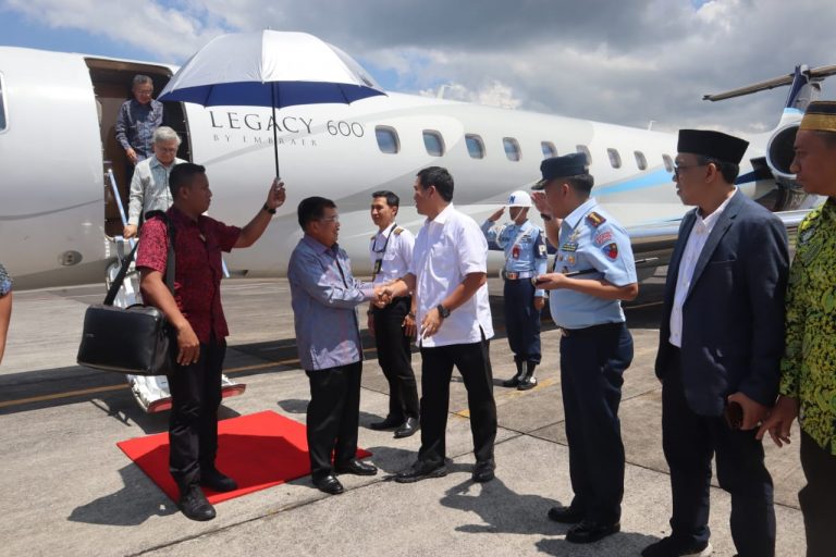 Wakil Gubernur Sulut Drs Steven OE Kandouw saat menjemput Mantan Wakil Presiden RI H. Muh Jusuf Kalla di Bandara Sam Ratulangi Manado, Kamis (14/11/2019).