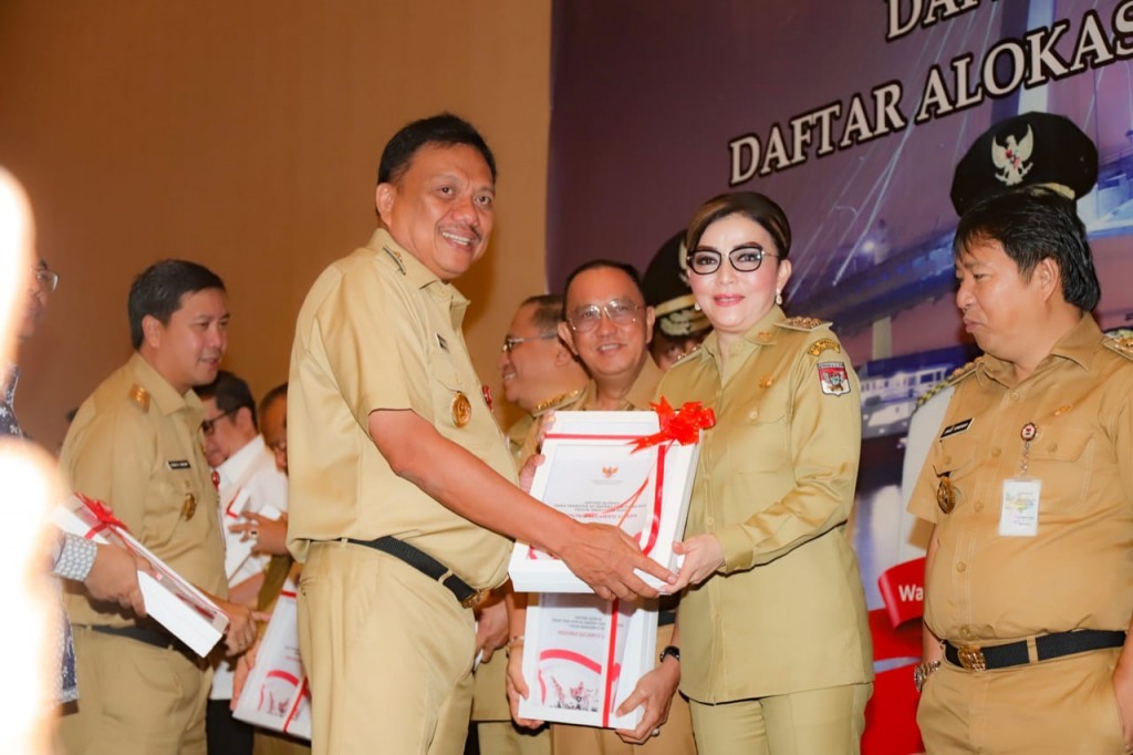 Gubernur Sulut Olly Dondokambey SE menyerahkan DIPA TA 2020 untuk Kabupaten Minsel yang diterima langsung oleh Bupati DR Christiany Eugenia Tetty Paruntu SE, Senin (25/11/2019)
