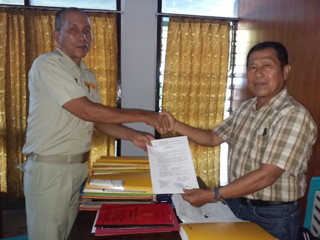 Sekretaris DPD LVRI Sulut John Tumengkol (kanan) menyerahkan Surat Mandat untuk memimpin PD PPM Sulut yang diterima Lexie Kalesaran di Mada LVRI Sulut, Selasa (26/11/2019) sore.