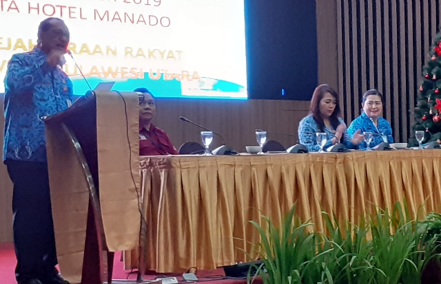 Asisten Pemerintahan dan Kesra Setda Pemprov Sulut Drs Edison Humiang MSi saat mewakili Wakil Gubernur Sulut Drs Steven OE Kandouw membuka Rakor Penguatan Program Jaminan dan Bantuan Kesejahteraan Sosial Provinsi Sulut, Senin (02/12/2019) pagi