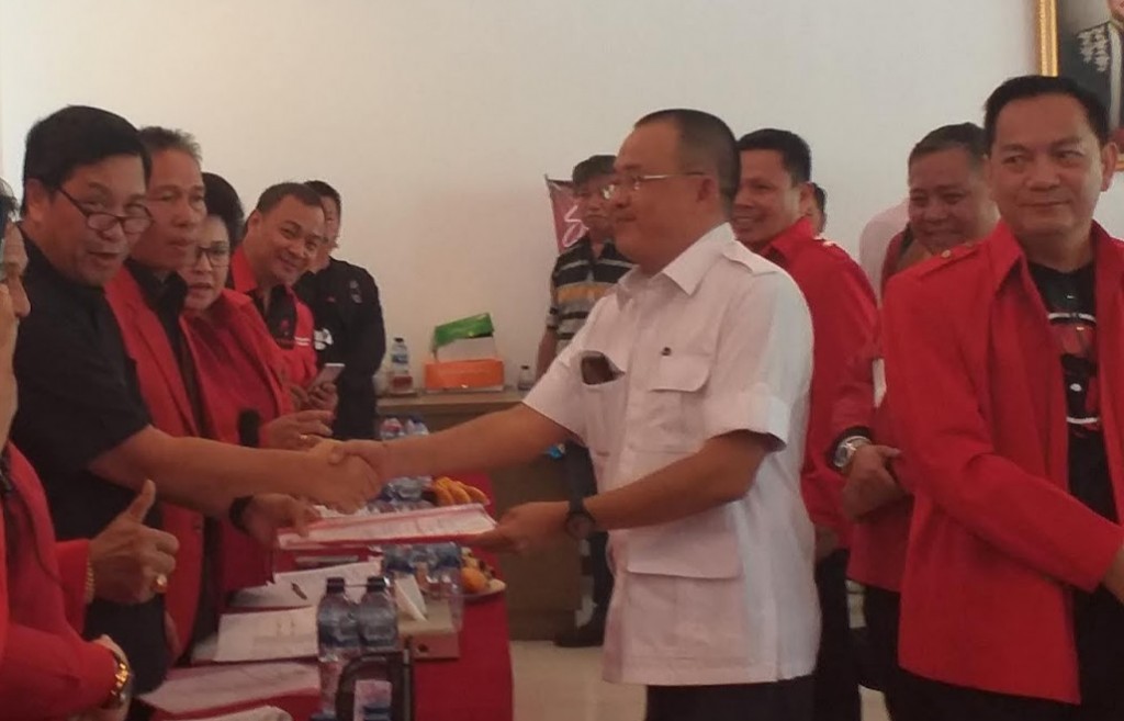 Ketua Bapilu PDI Perjuangan Sulut Drs Steven OE Kandouw menyerahkan Formulir Pendaftaran kepada Wenny Lumentut SE, Sabtu (07/12/2019)