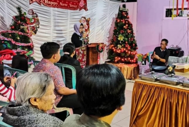 Youke Kalim Liuw, Ketua Rukun Liuw Weroy yang beragama Muslim membawakan sambutan di Ibadah Pra Natal Rukun Keluarga, Minggu (08/12/2019)
