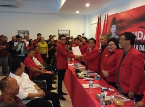 Joune Ganda (JG) saat mengambil formulir pendaftaran Bakal Calon Bupati Minut di Kantor PDIP Sulut yang di terima langsung oleh Tim Penjaringan PDIP.