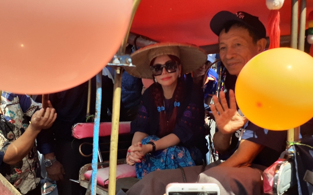 Vonnie Anneke Panambunan (VAP) mengendarai Bendi saat datang mendaftar sebagai Bakal Calon Gubernur Sulut di Kantor Partai Nasdem Sulut, Senin (09/12/2019) pagi.