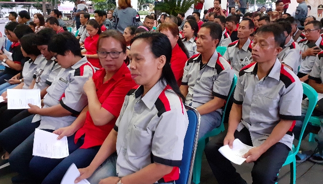 Karyawan Cleaning Service Kantor Gubernur saat menghadiri ibadah Pra Natal
