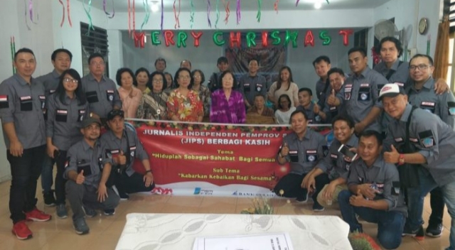JIPS menyerahkan bingkisan Natal ke Panti Werdha Ina II Sehati Pakowa Manado.
