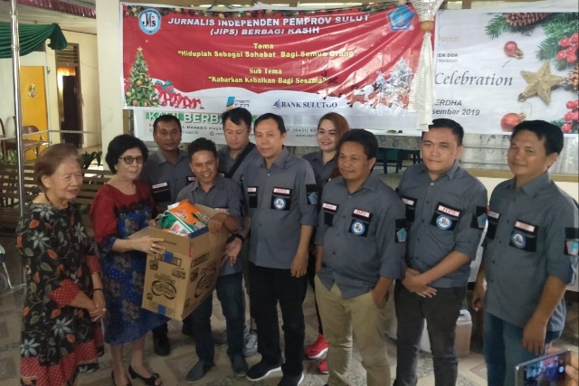 JIPS menyerahkan bingkisan Natal ke Panti Werdha Damai Ranomuut, Perkamil Manado