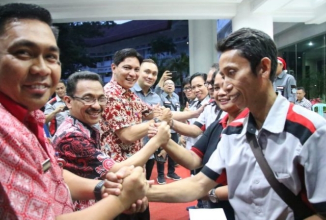 Para karyawan Cleaning Service Kantor Gubernur menerima bingkisan Natal