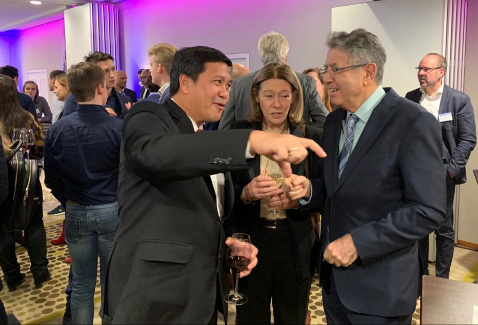 Wakil Gubernur Sulut Drs Steven OE Kandouw saat berbincang One on One Talking bersama Duta Besar Israel untuk Kerajaan Belanda, Baik Divon di Forum The NetworKing, Amsterdam Belanda.
