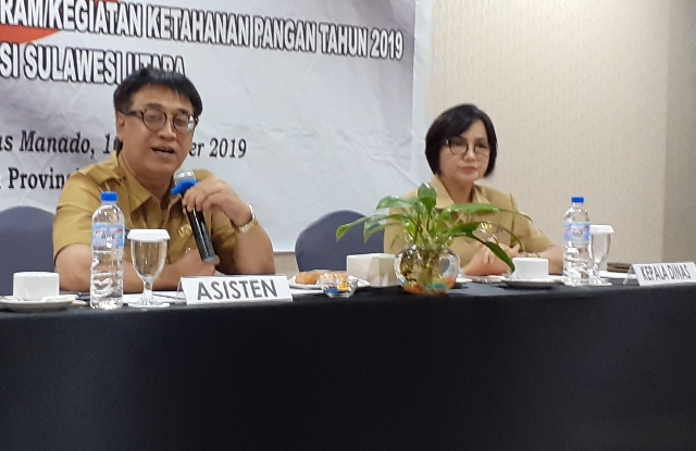 PRASENO HADI, Asisten Bidang Pembangunan dan Perekonomian Setda Pemprov Sulut didampingi Kadis Pangan Daerah Provinsi Sulut Ir Sandra Moniaga MSi saat menyampaikan sambutan dan membuka kegiatan Dinas Pangan, Senin (16/12/2019)