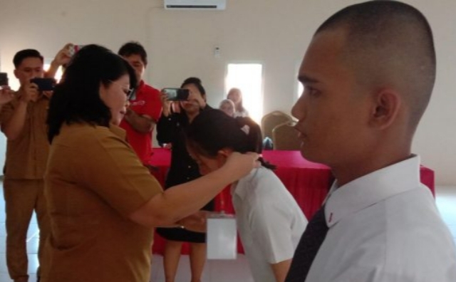 IR ERNY TUMUNDO MSI, Kepala Dinas Tenaga Kerja dan Transmigrasi Daerah Provinsi Sulut saat mengagungkan tanda peserta seleksi kepada para peserta Calon Magang ke Jepang, Senin (16/12/2019)