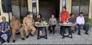 BERSINERGI: Tampak Ketua DPRD Minut Denny Lolong saat menyampaikan
