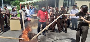 PEMUSNAHAN: Bersama Forkopimda dan Pers Minut Kejaksaan Negeri Airmadidi melakukan pemusnahan barang bukti hasil kejahatan sepanjang tahun 2019.