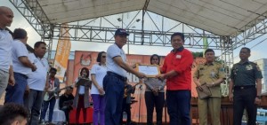 APRESIASI: Ketua DPRD Minut Denny Lolong tampak menerima Piagam dari Komisioner KPU yang disaksikan oleh Forkopimda dan Komisioner KPU Sulut.
