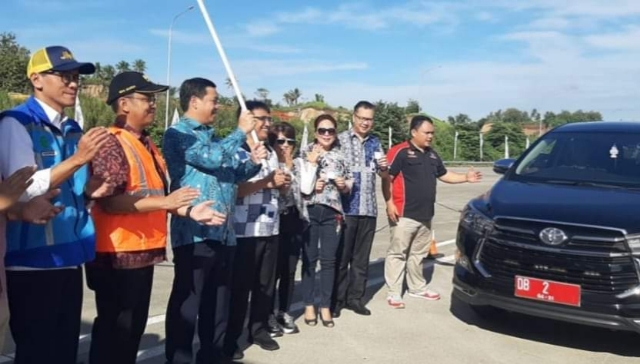 Wakil Gubernur Sulut Drs Steven OE Kandouw membuka secara resmi Fungsional Jalan Tol Manado- Bitung, Jumat (20/12/2019) pagi.