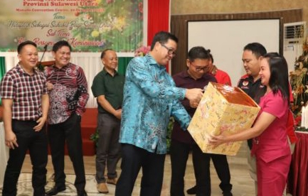 Wakil Gubernur Sulut Drs Steven OE Kandouw sekaligus Ketua PMI Sulut menyerahkan bingkisan Natal pada Relawan Kemanusiaan, Jumat (20/12/2019)