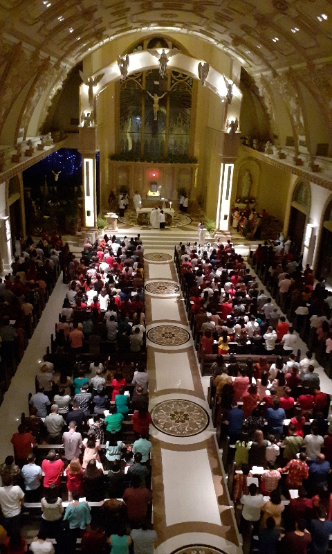 Suasana Misa Malam Natal di Gereja Katolik Paroki St Ignatius Manado