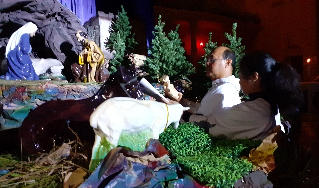 Pastor Damianus Yangko Alo Pr, Pastor Paroki St Ignatius Manado saat berdoa dan memberkati Kandang Natal pada Upacara Malam Natal, Selasa (24/12/2019) malam.