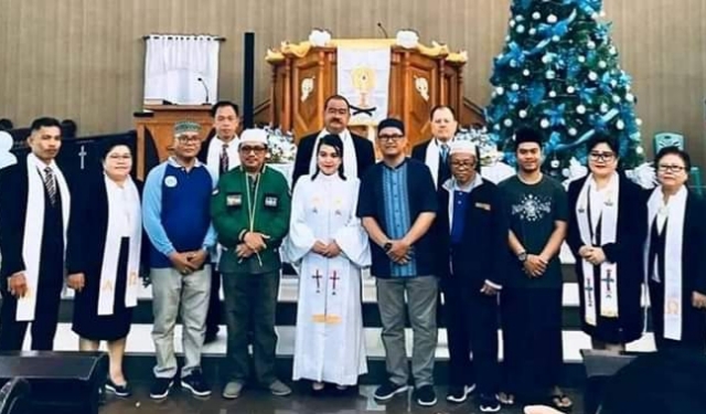 Suasana Toleransi dan Kerukunan saat Hari Natal bersama saudara Muslim yang ikut menjaga suasana khusyuk Ibadah